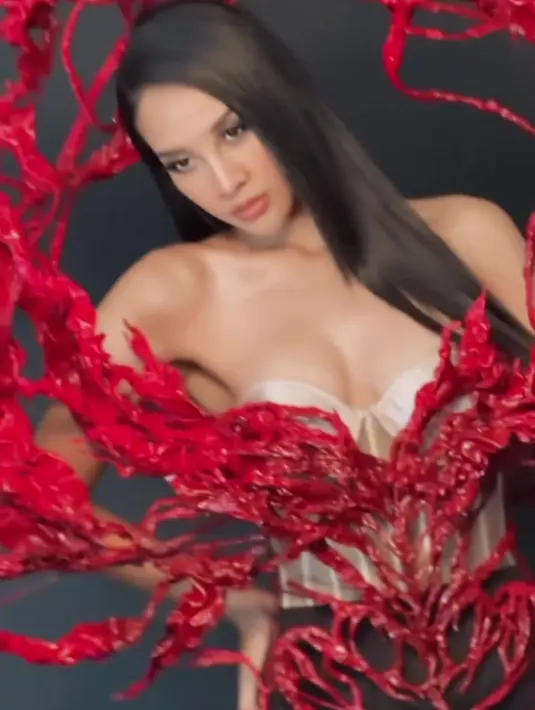 Dengan kostum tersebut, Anya Geraldine kembali menampilkan sisi dirinya yang hot. [Instagram.com/anyageraldine]