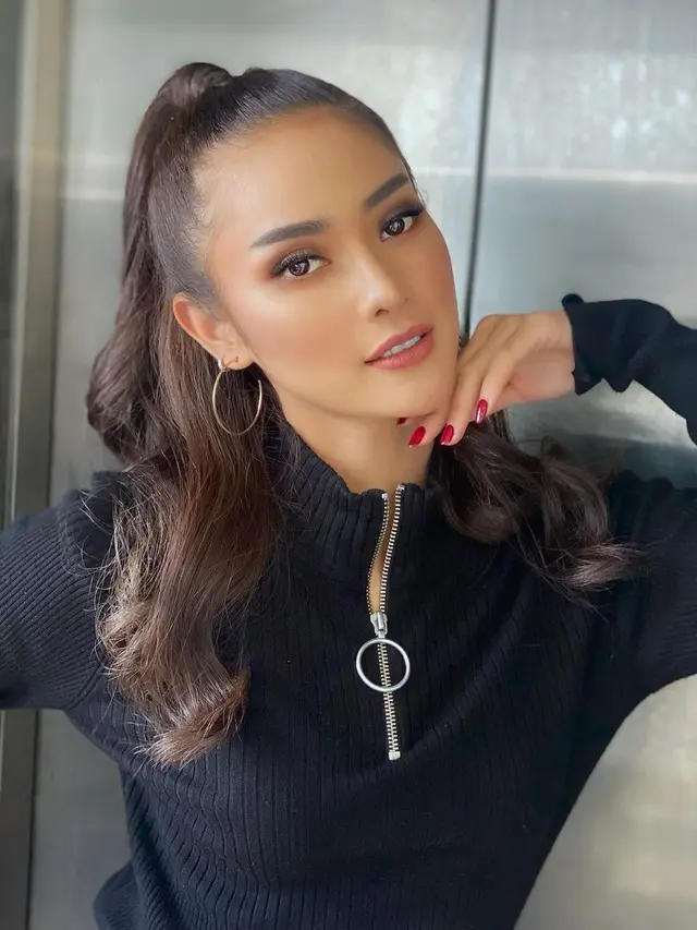 Jadi Lawan Main Rizky Billar, Ini 6 Pesona Aktris Devina Kirana