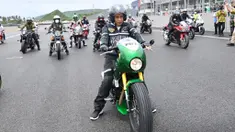 Presiden Joko Widodo (Jokowi) berkesempatan untuk mencoba aspal Sirkuit Mandalika sebelum digelar hajatan World SuperBike. (Istana Kepresidenan/Agus Suparto)