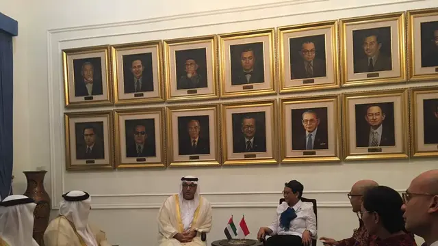 Menlu Retno Marsudi menerima perwakilan Uni Emirat Arab (UEA), Ma'ali Abdurrahman Muhammad Al-Uwais . (Liputan6.com/Teddy Tri Setio Berty)