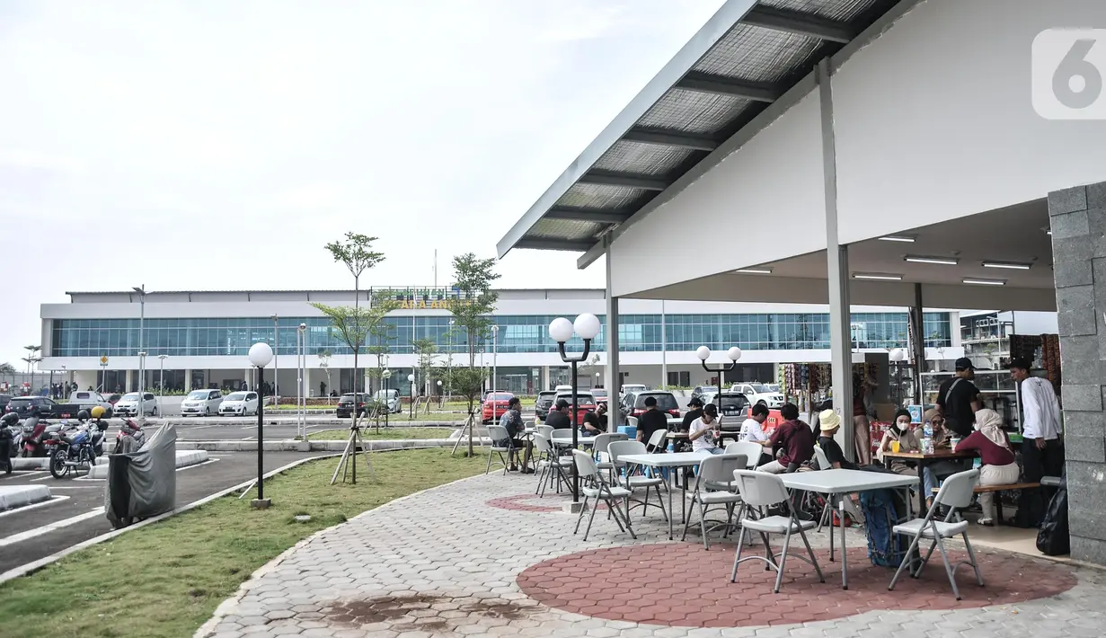 Pengunjung saat berada di lokasi warung makan yang baru di Pelabuhan Kali Adem, Muara Angke, Jakarta Utara, Senin (13/6/2022). Relokasi pedagang sebagai upaya menata kawasan pelabuhan serta menghindari banjir ROB yang kerap terjadi. (merdeka.com/Iqbal S Nugroho)