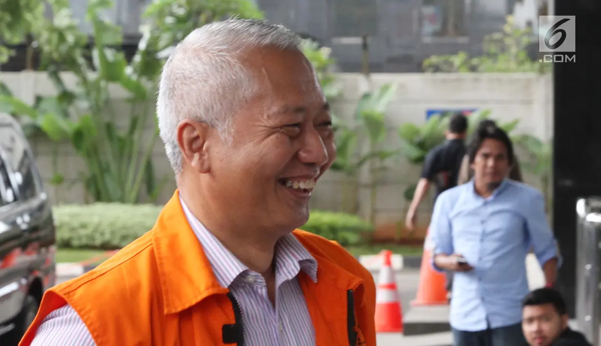 Ekspresi tersangka Antonius Tonny Budiono saat akan menjalani pemeriksaan di Gedung KPK, Jakarta, Jumat (26/1). Antonius adalah terdakwa kasus suap perizinan dan pengadaan proyek pengerukan Pelabuhan Tanjung Mas, Semarang. (Liputan6.com/Herman Zakharia)