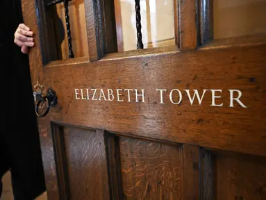Pintu yang mengarah ke Menara Elizabeth, yang lebih dikenal dengan nama Big Ben, dibuka lebar di dalam Gedung Parlemen London pada 22 Oktober 2025. (Justin TALLIS/AFP)