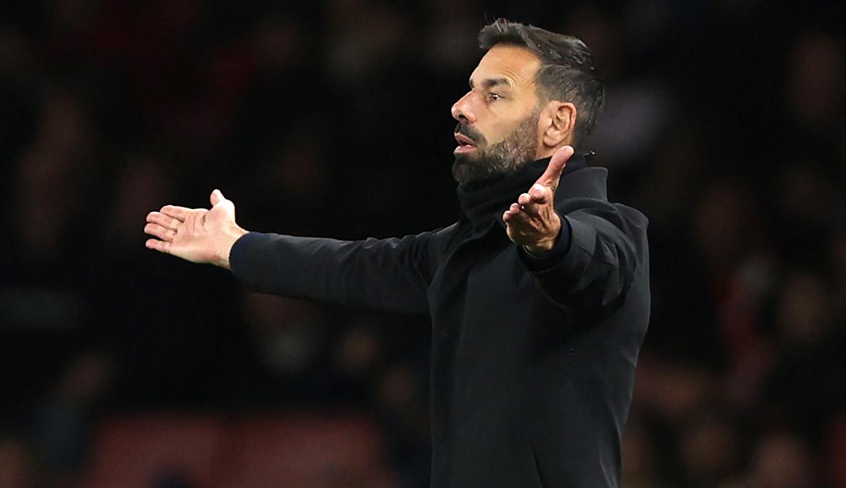 Reaksi kecewa pelatih PSV Eindhoven, Ruud van Nistelrooy saat menghadapi Arsenal pada laga fase Grup A Liga Europa 2022/2023 di Emirates Stadium, London (20/10/2022). Setelah dipercaya menangani tim muda PSV selama semusim pada 2021/2022, Ruud van Nistelrooy akhirnya dipercaya membesut tim senior PSV sejak awal musim 2022/2023. (AFP/Adrian Dennis)