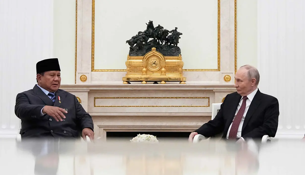 Pertemuan juga akan membahas beberapa isu internasional dan regional terkini. Tampak dalam foto, Presiden Republik Indonesia, Prabowo Subianto (kiri) berbincang dengan Presiden Rusia Vladimir Putin saat pertemuan mereka di Istana Senat Kremlin, Moskow pada Rabu 10 Desember 2025. (Alexander Zemlianichenko/POOL/AFP)