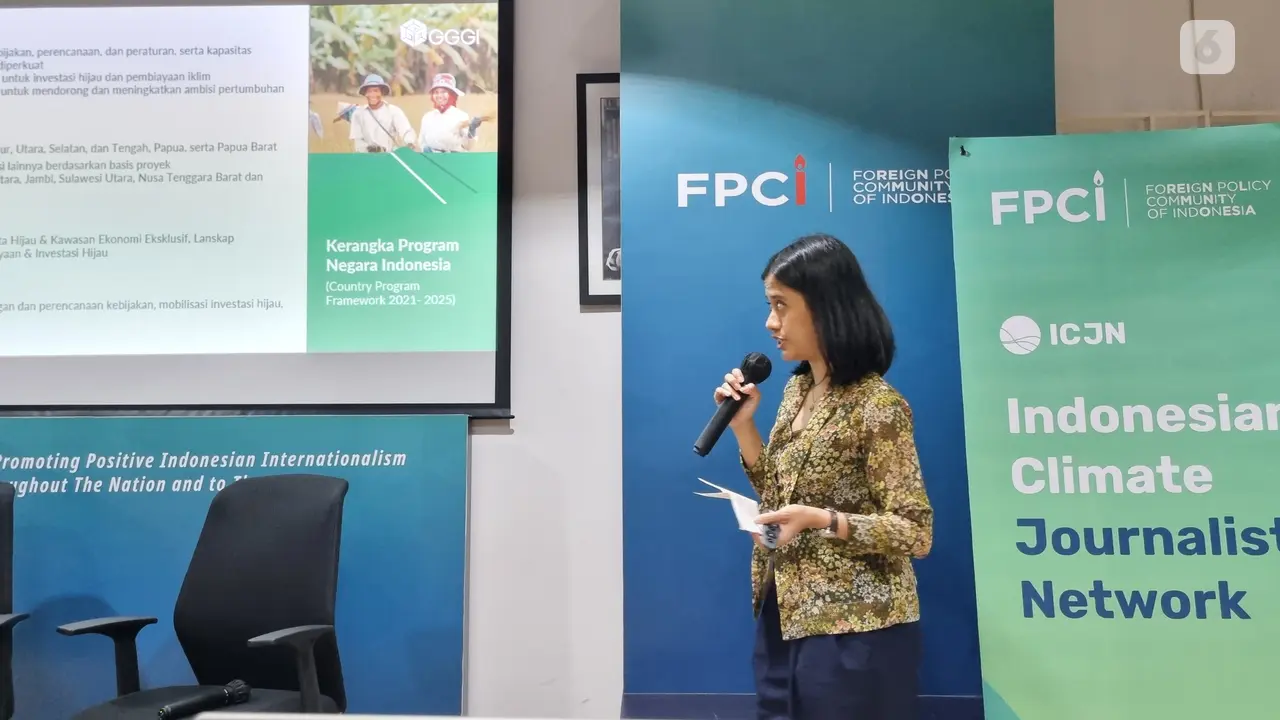 Titaningtyas, Senior Associate Green Finance di Global Green Growth Institute (GGGI) Indonesia dalam workshop FPCI Indonesian Climate Journalist Network (ICJN). (Liputan6.com/Tanti Yulianingsih)