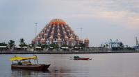 Masjid 99 Kubah Makassar di Tepi Pantai Losari. (Merdeka.com/Kuas Cahaya)