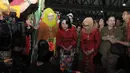 Saat tiba di salah satu gerai pameran, Iriana Joko Widodo berkesempatan melihat langsung teknik menenun tradisional khas NTB, Jakarta, Rabu (19/11/2014). (Liputan6.com/Herman Zakharia)