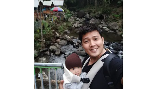 Lebih Sering Berakting, Ini 7 Potret Dirly Idol dengan Keluarga Kecilnya
