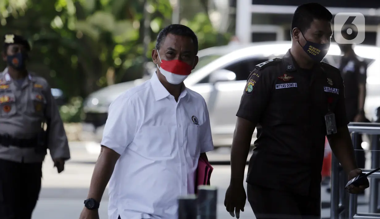 Ketua DPRD DKI Jakarta Prasetyo Edi Marsudi saat tiba di halaman Gedung Komisi Pemberantasan Korupsi (KPK), Jakarta, Selasa (21/9/2021). Prasetyo akan menjalani pemeriksaan dalam kasus dugaan korupsi pengadaan lahan di Munjul pada tahun 2019. (Liputan6.com/Angga Yuniar)