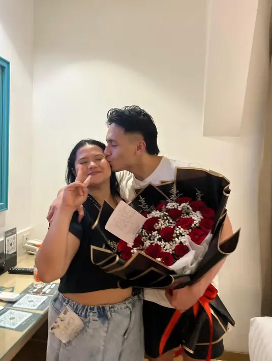 "Good fight brotherr 🙌🏻 respectt 👍🏼," tulis El Rumi di kolom komentar. "You fought well bro," tulis Al Ghazali. "Respect 🙌," tulis Raffi Ahmad. "LOVE YOU!!!! Winner!!!!" tulis Abidzar. [Instagram/jefrinichol]