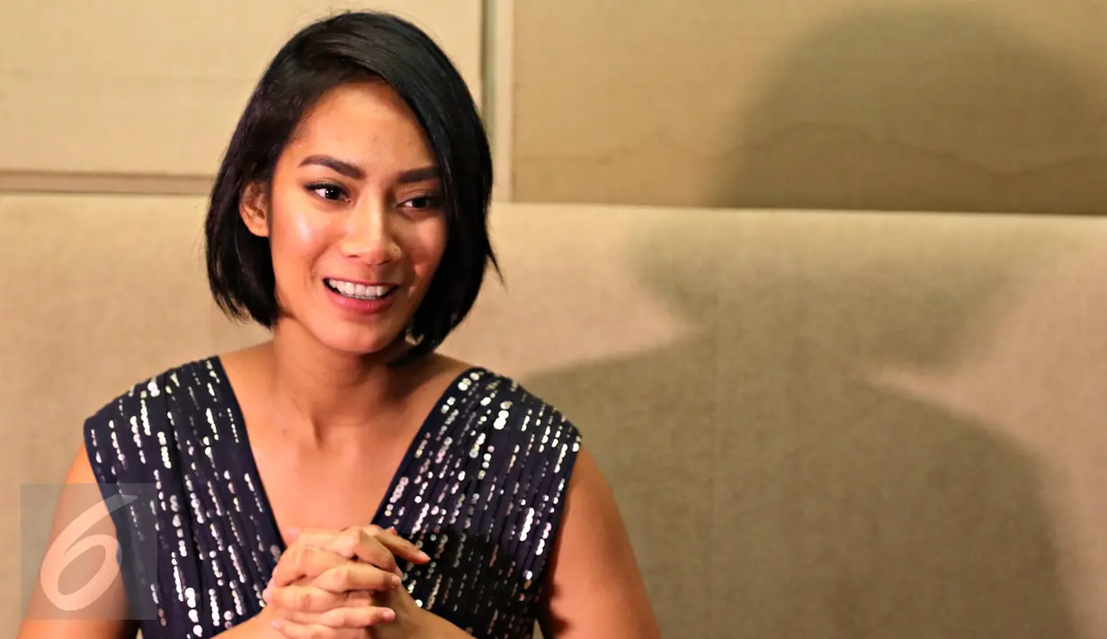 Tara Basro memberi keterangan pers saat acara pembukaan dan pemutaran film Festival Sinema Perancis 2015 di Plaza Indonesia, Jakarta, (3/12). Tahun ini, Festival Sinema Prancis merayakan ulang tahun yang ke-20. (Liputan6.com/Immanuel Antonius)