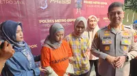 Tersangka kekerasan anak, Meita Irianty saat dibawa ke Polres Metro Depok. (Liputan6.com/Dicky Agung Prihanto).