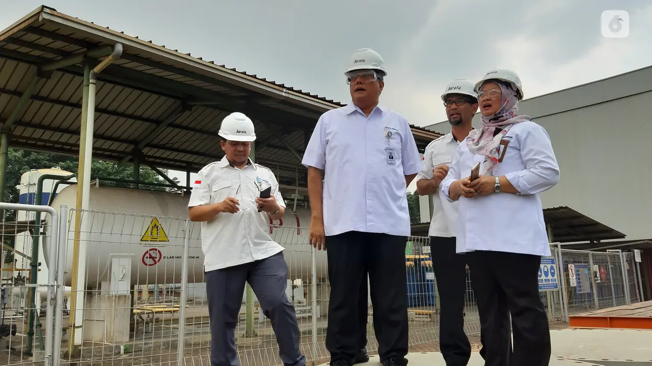 Dirut PT Barata Indonesia (Persero) Oksarlidady Arifin dan tim meninjau divisi di Cilegon.