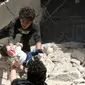 Relawan memberikan bayi kepada temannya setelah serangan udara di kota Suriah bagian utara, Aleppo, Kamis (28/4). Penyelamatan bayi berlangsung dramatis melalui tangga yang nyaris ambruk usai serangan udara. (AFP PHOTO / Ameer ALHALBI)