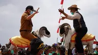 Bupati Garut Rudy Gunawan tengah menikmati adegan seni dodombaan bersama Kepala Desa Wisata 'Intan Dewata' Asep Setiawan. (Liputan6.com/Jayadi Supriadin)