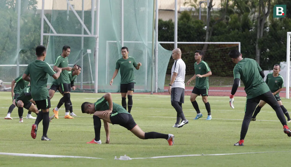 Pemain Timnas Indonesia saat sesi latihan di Stadion Bishan, Singapura, Rabu (7/11). Latihan Timnas ini merupakan persiapan jelang laga melawan Singapura pada Piala AFF 2018. (Bola.com/M Iqbal Ichsan)