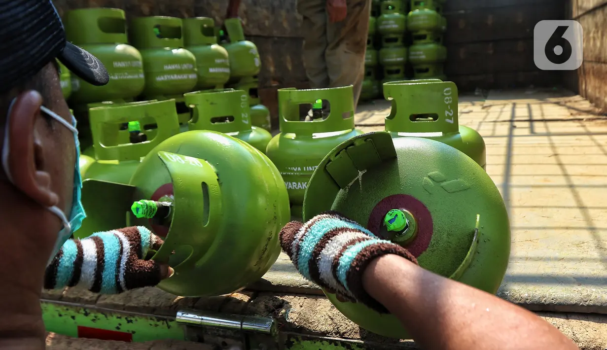 PT Pertamina Patra Niaga menginformasikan, total konsumen yang berhak melakukan pembelian tabung gas bersubsidi LPG 3 kg sekitar 6,7 juta orang. (Liputan6.com/Angga Yuniar)
