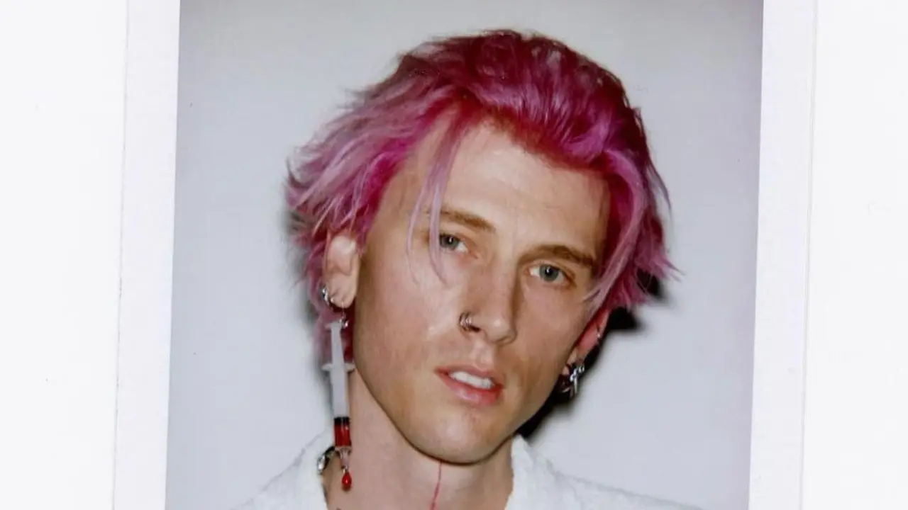 Machine Gun Kelly Pamer Anting Suntikan Berisi Cairan Mirip Darah di Premier Film