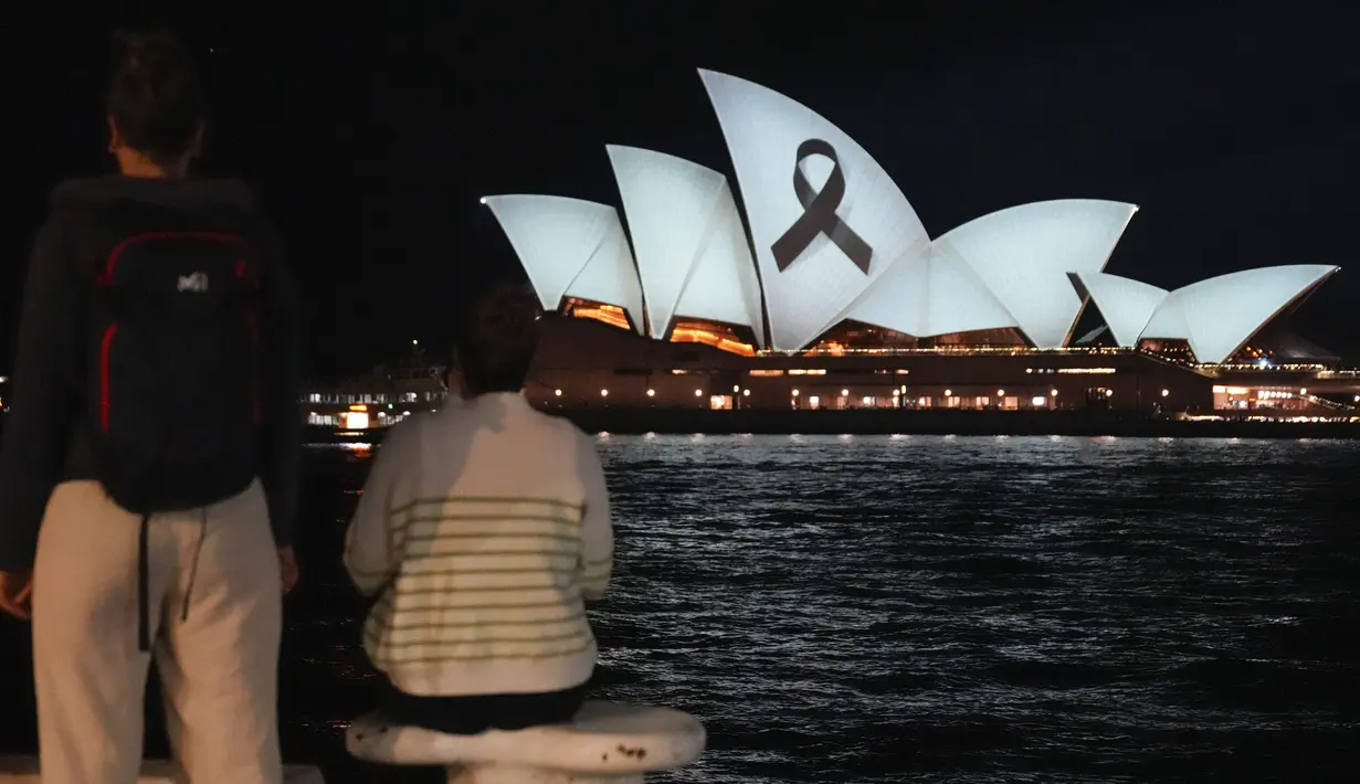 Layar ikonik Sydney Opera House telah diterangi dengan pita hitam pada Senin malam untuk mengenang para korban dan keluarga tragedi Bondi Junction. (AP Photo/Mark Baker)