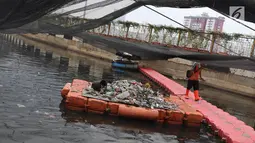 Petugas menjaring sampah plastik yang terbawa aliran air Kali Item di Jakarta, Minggu (4/11). Buruknya perilaku warga yang membuang sampah sembarangan menyebabkan sungai-sungai di Jakarta kerap dipenuhi sampah plastik. (Liputan6.com/Immanuel Antonius)