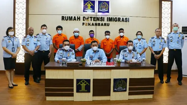 Sejumlah imigran di Pekanbaru, dua di antaranya WNA Pakistan dideportasi karena langgar keimigrasian.