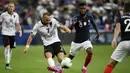 Gelandang Albania, Keidi Bare, berebut bola dengan gelandang Prancis, Thomas Lemar, pada laga Kualifikasi Piala Eropa 2020 di Stade de France, Paris, Sabtu (7/9). Prancis menang 4-1 atas Albania. (AFP/Lionel Bonaventure)