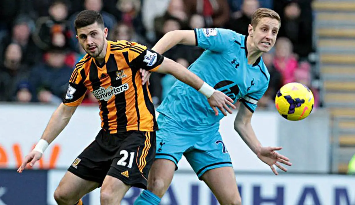 Duel memperebutkan bola antara Shane Long dengan Michael Dawson pada pertandingan sepak bola Liga Inggris antara Hull City vs Tottenham Hotspur di Stadion Kingston Communications, Hull (01/02/14). (AFP/Lindsey Parnaby)