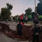 Akibat guncangan gempa Maluku Magnitudo 7,5 ruas jalan raya di sejumlah kecamatan di Kabupaten Timor Tengah Selatan (TTS) patah-patah dan ambles. (Liputan6.com/ BPBD TTS)