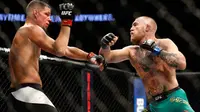 Nate Diaz (kiri) DAN Conor McGregor bertarung dalam UFC 202 di T-Mobile Arena pada 20 Agustus 2016.(Steve Marcus / GETTY IMAGES NORTH AMERICA / AFP)