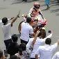 Ia mendapat sambutan hangat dari warga layaknya seorang pembalap yang mendapatkan gelar juara dunia MotoGP. (Bola.com/M Iqbal Ichsan)