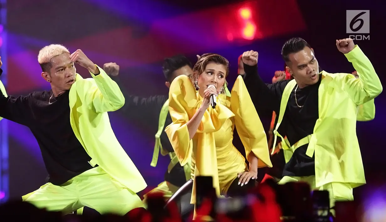 Penyanyi Indonesia, Agnez Mo tampil di Konser Lazada Super Party di ICE BSD, Serpong, Tangerang Selatan, Banten, Selasa (26/3/2019). Ditemani para penari latar, Agnez Mo tampil energik dan mencuri perhatian membawakan 6 total lagu andalannya. (Fimela.com/Bambang E. Ros)