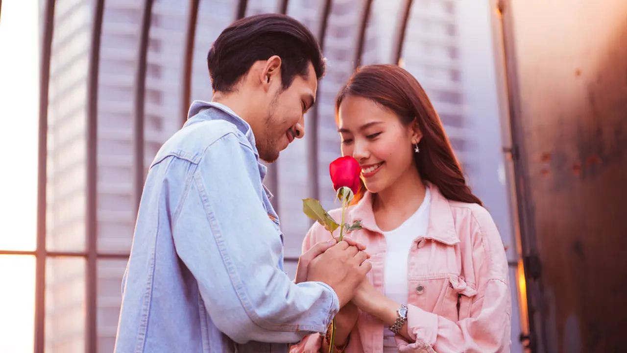 kecan perempuan jatuh cinta romantis