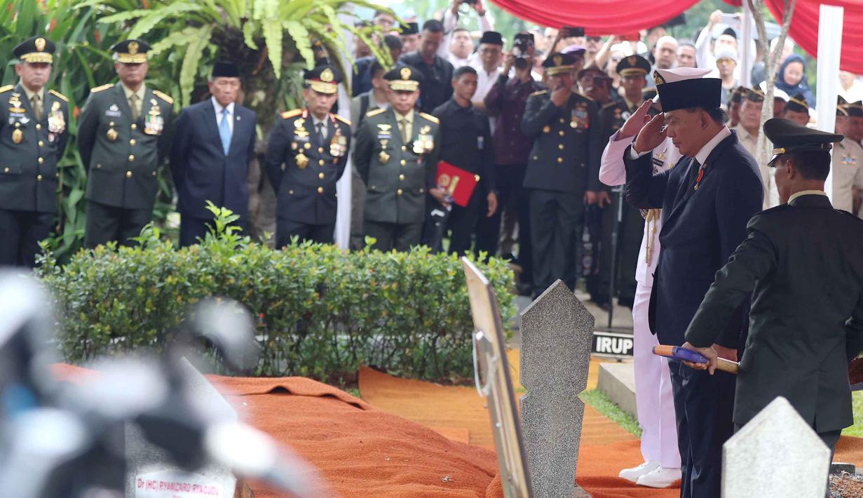 Menteri Pertahanan Sjafrie Sjamsoeddin (kedua kanan) saat memimpin prosesi pemakaman jenazah Jenderal TNI (Purn) Ryamizard Ryacudu di Taman Makam Pahlawan Nasional, Kalibata, Jakarta, Senin (1/6/2026). (Kapanlagi.com/Budy Santoso)