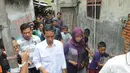 Kamis (01/05/14), Jokowi mengunjungi salah satu buruh yang sakit di kawasan Cilincing, Jakarta Utara (Liputan6.com/Herman Zakharia)