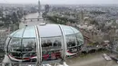Pemandangan saat sejumlah peserta mengikuti kelas meditasi di dalam kapsul London Eye dengan latar belakang kota London dan Sungai Thames di London, Inggris (15/5). (AP Photo / Alastair Grant)