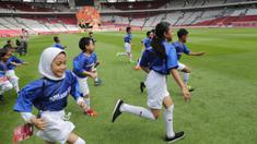 Putra putri dari anggota The Jakmania berlari saat menjadi Player Escort Kids pada laga Piala AFC 2019 antara Persija Jakarta melawan Ceres Negros di SUGBK, Jakarta, Selasa (23/4). Kesempatan ini diberikan oleh Allianz. (Bola.com/Peksi Cahyo)
