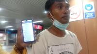 Keluarga penumpang Sriwijaya Air yang jatuh mencari kejelasan nasib keluarganya di Bandara Supadio Pontianak. (Foto: Liputan6.com/Aceng Mukaram)