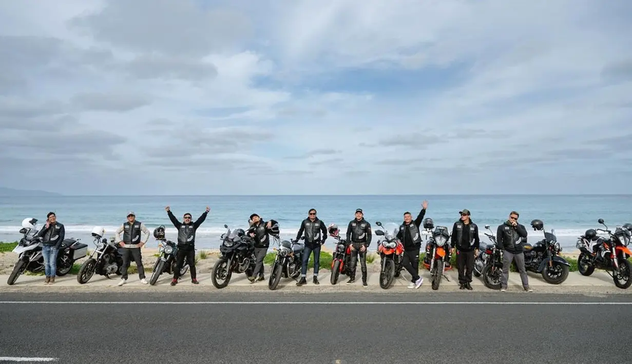 Touring yang dilakukan oleh geng artis ini pun tak lepas dari sorotan netizen. Terlebih, Andre Taulany dan geng The Prediksi menempuh jarak hampir 1.000 km dengan melewati hutan, laut, gunung serta melawan udara yang cukup dingin. (Liputan6.com/IG/@andreastaulany)