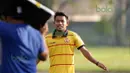 Serius tapi santai, itulah gaya Andik Vermansah saat didepan kamera untuk iklan tim Selangor FA di Stadion Mini, Shah Alam, Selangor, Malaysia, Rabu (27/01/2016). (Bola.com/Nicklas Hanoatubun)