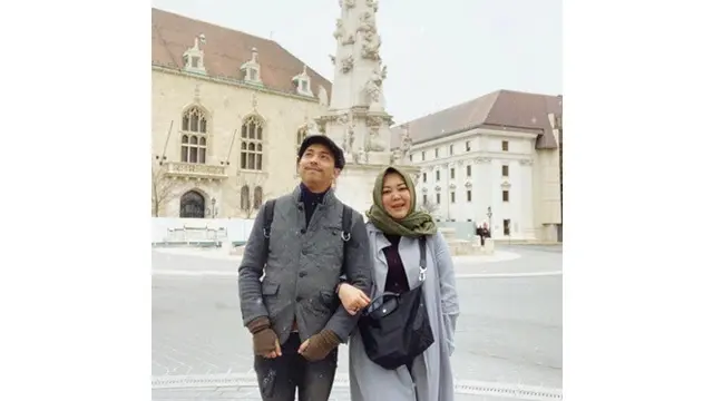 Potret Harmonisnya Risa Saraswati dan Suami