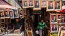 Jelang pelantikan, penjualan bingkai foto bergambar Presiden dan Wakil Presiden terpilih 2024-2029 mengalami peningkatan penjualan. (JUNI KRISWANTO/AFP)