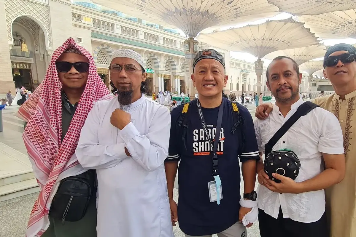 Sedang Jalani Umrah Bareng Bandnya, Sandy Pas Band Pastikan dalam Kondisi Aman dari Badai yang Melanda Mekah