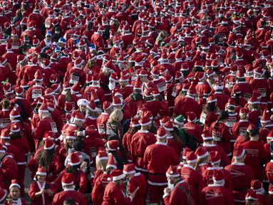 Ratusan pelari berkostum Sinterklas memadati jalanan Barcelona Spanyol dalam acara fun run 5 km pada Minggu (22/12/2024) waktu setempat. Acara tersebut menjadi salah satu bentuk menyambut hari Natal. (AFP/Josep Lago)