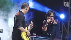 Penampilan Ari Lasso Feat Dewa 19 dalam event bertajuk "The 90s Festival" di Gambir Expo, Kemayoran, Jakarta, Sabtu (25/11). (Liputan6.com/Herman Zakharia)