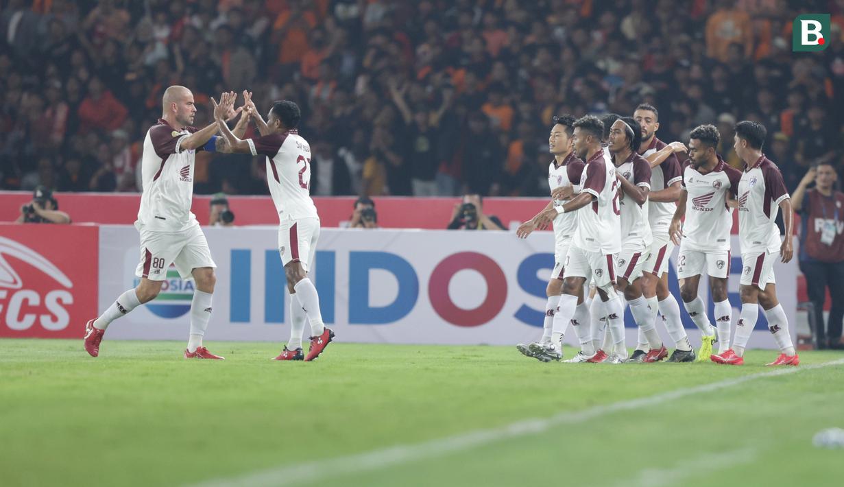 <p>Para pemain PSM Makassar merayakan gol yang dicetak Kenzo Nambu ke gawang Persija Jakarta pada laga pekan pertama BRI Liga 1 2023/2024 antara Persija Jakarta menghadapi PSM Makassar di Stadion Utama Gelora Bung Karno (SUGBK), Senayan, Jakarta, Senin (3/7/2023). (Bola.com/M Iqbal Ichsan)</p>