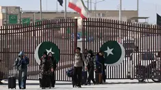 Warga Pakistan berjalan melintasi perbatasan Taftan, di provinsi Balochistan, Iran pada Selasa 3 Maret 2026, di tengah serangan Amerika Serikat dan Israel yang terus memanas. (Banaras KHAN/AFP)