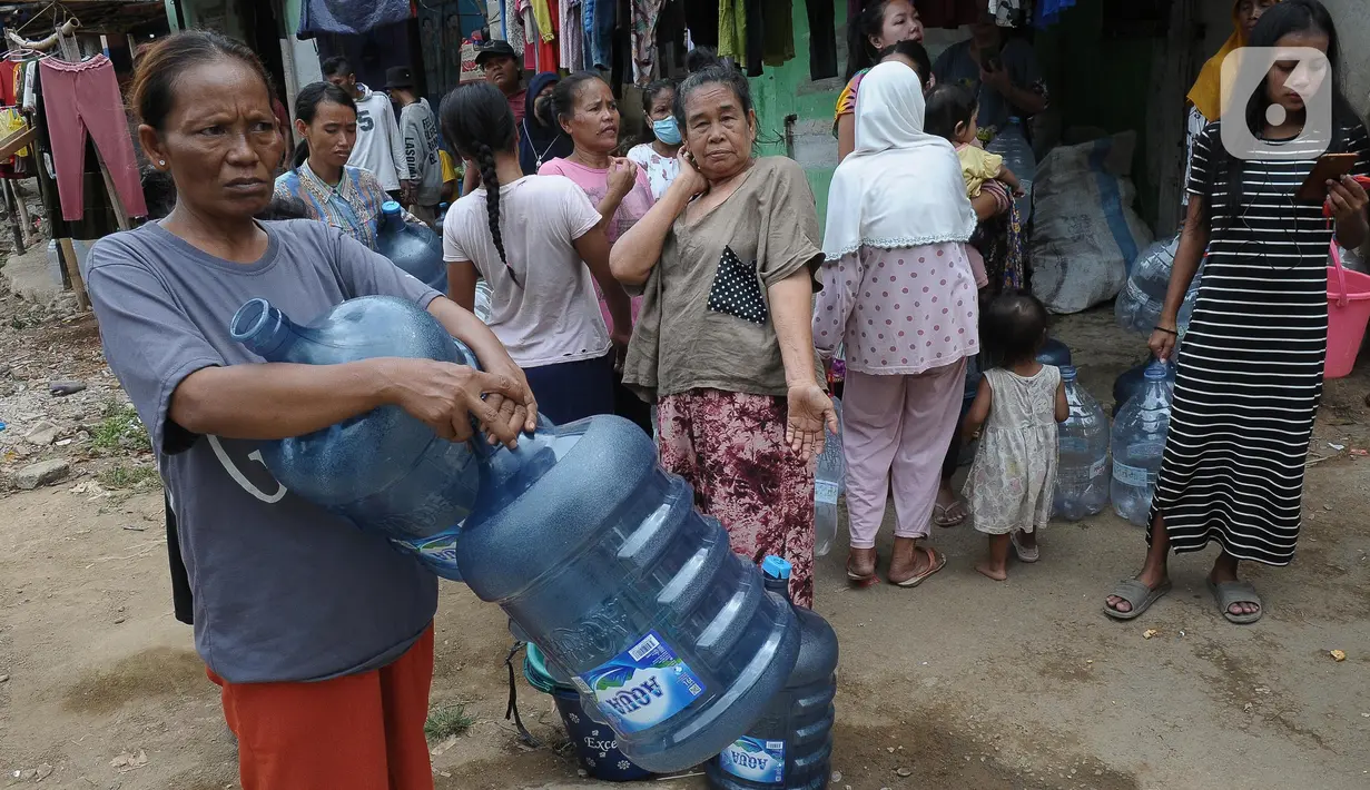 Sebanyak tiga unit mobil tangki disiagakan untuk menyalurkan air bersih di kawasan ini. (merdeka.com/Imam Buhori)