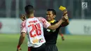 Pemain Persipura, Addison Alves memegang tangan wasit Yeni Krisdianto saat melawan Persija dilanjutan Liga 1 Indonesia di Stadion Patriot Candra Bhaga, Bekasi, Sabtu (8/7). Laga berakhir 1-1. (Liputan6.com/Helmi Fithriansyah)