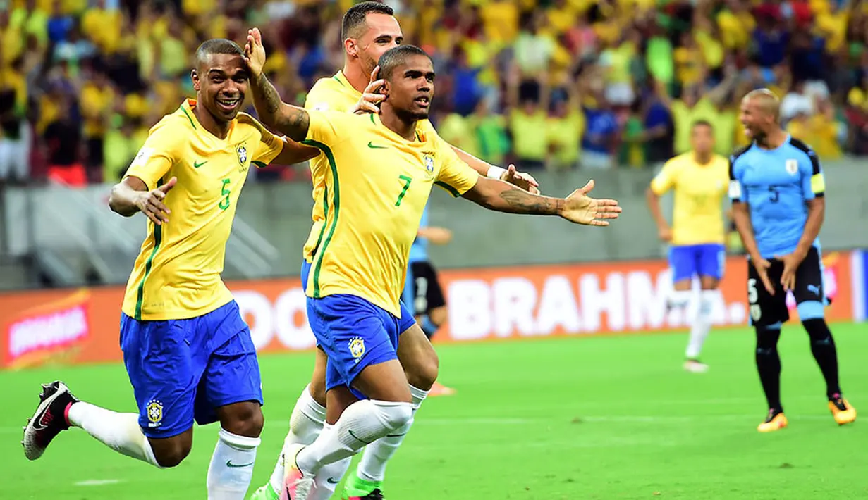 Gelandang Brasil, Douglas Costa, merayakan gol yang dicetaknya ke gawang Uruguay pada kualifikasi Piala Dunia 2018 di Recife, Brasil, Sabtu (26/3/2016) pagi WIB. Brasil menguasai jalannya laga dengan penguasaan bola 68 persen. (AFP/Christophe Simon)